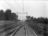 801942 Gezicht op het emplacement en seinhuis bij het N.S.-station Voorburg te Voorburg.